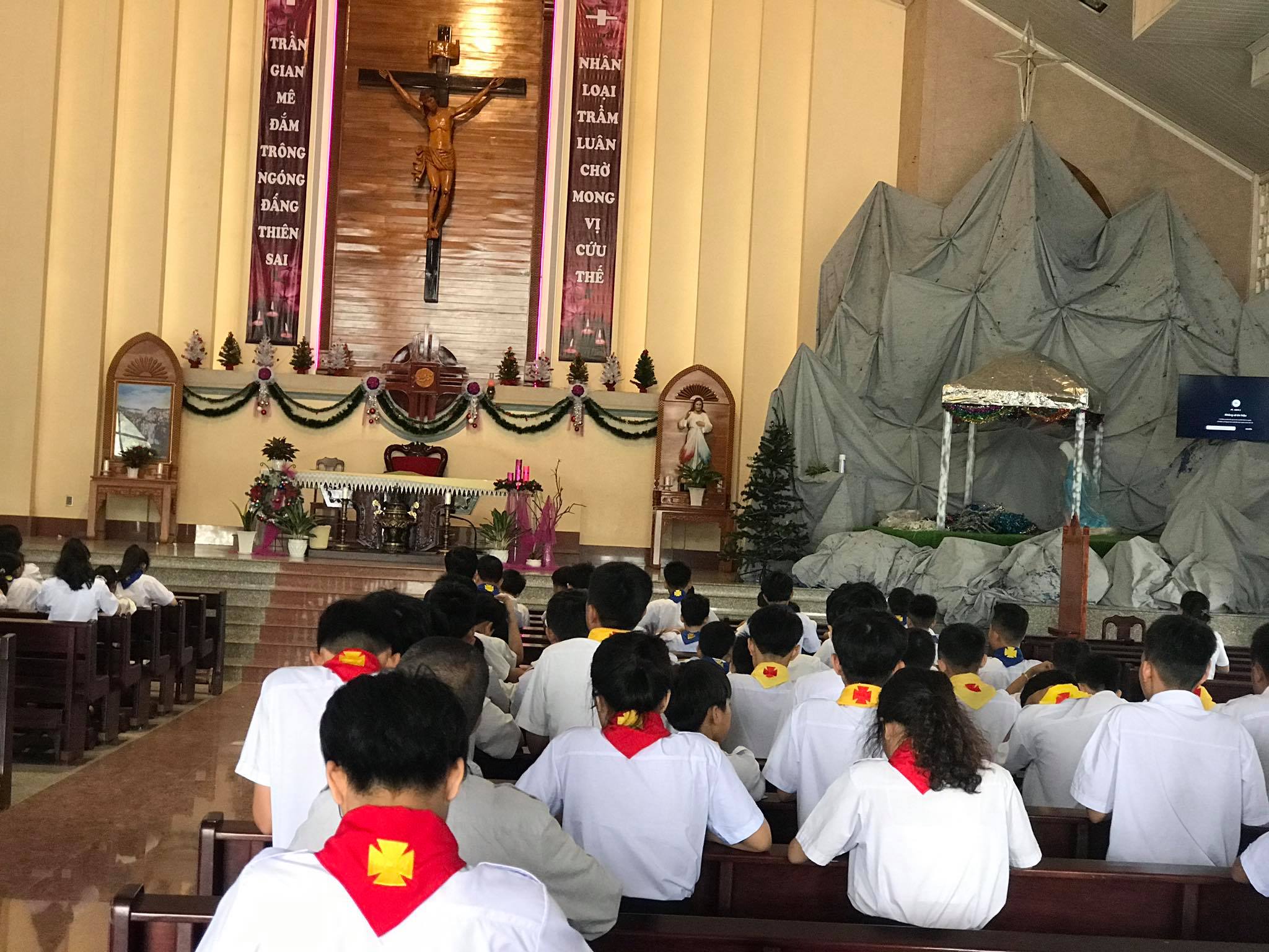 Các Em Thiếu Nhi Giáo Xứ Xưng Tội Mùa Vọng