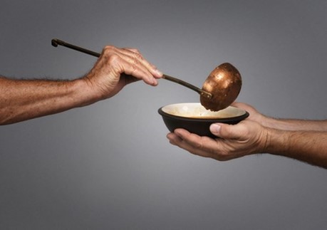 Trao tặng cho người nghèo trong Mùa Chay