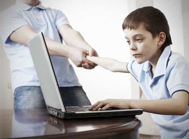Nghiện Internet ảnh hưởng ra sao đến não bộ người trẻ?