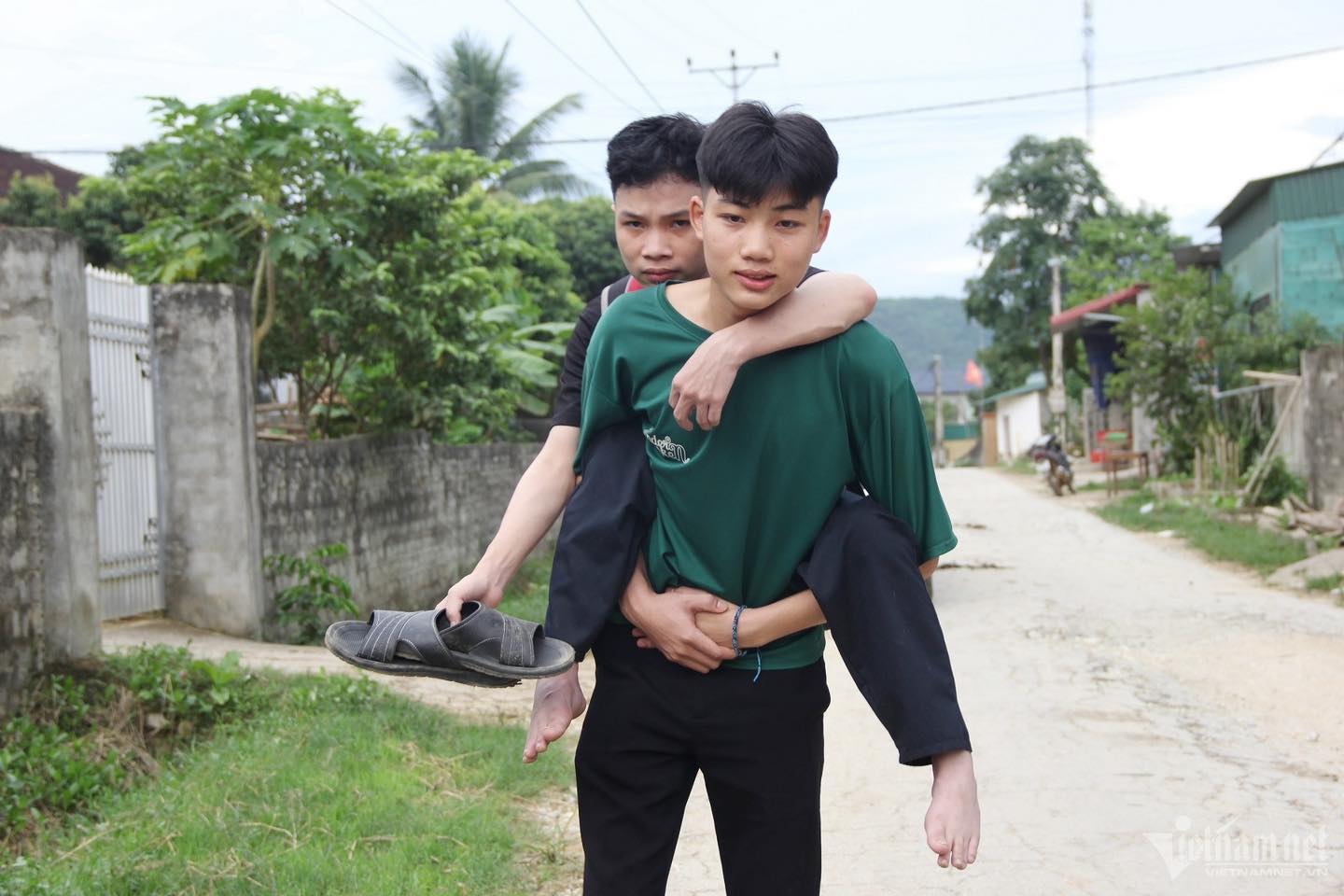 10 NĂM LÀM ĐÔI CHÂN GIÚP BẠN ĐẾN TRƯỜNG CỦA NAM SINH XỨ NGHỆ