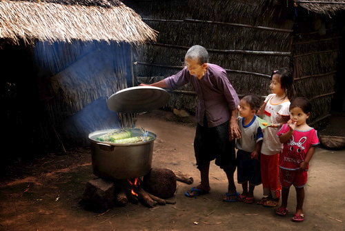 Mẹ còn quét sân bao nhiêu Tết nữa?