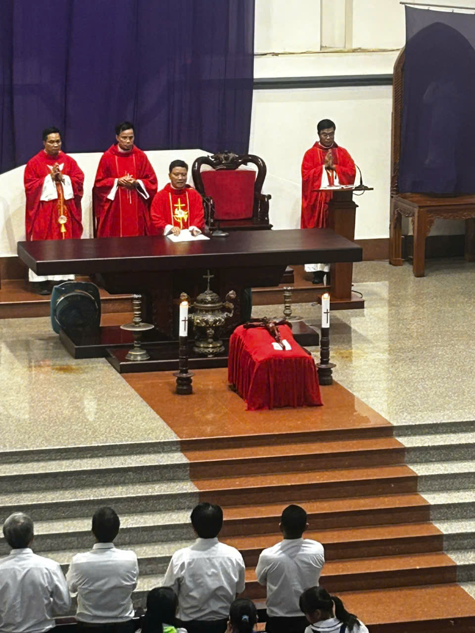 Cử hành nghi thức Thứ Sáu Tuần Thánh tại Nhà thờ Hưng Văn
