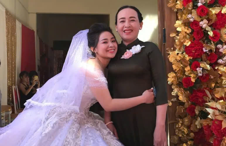 Bạn thân của mẹ trở thành mẹ kế